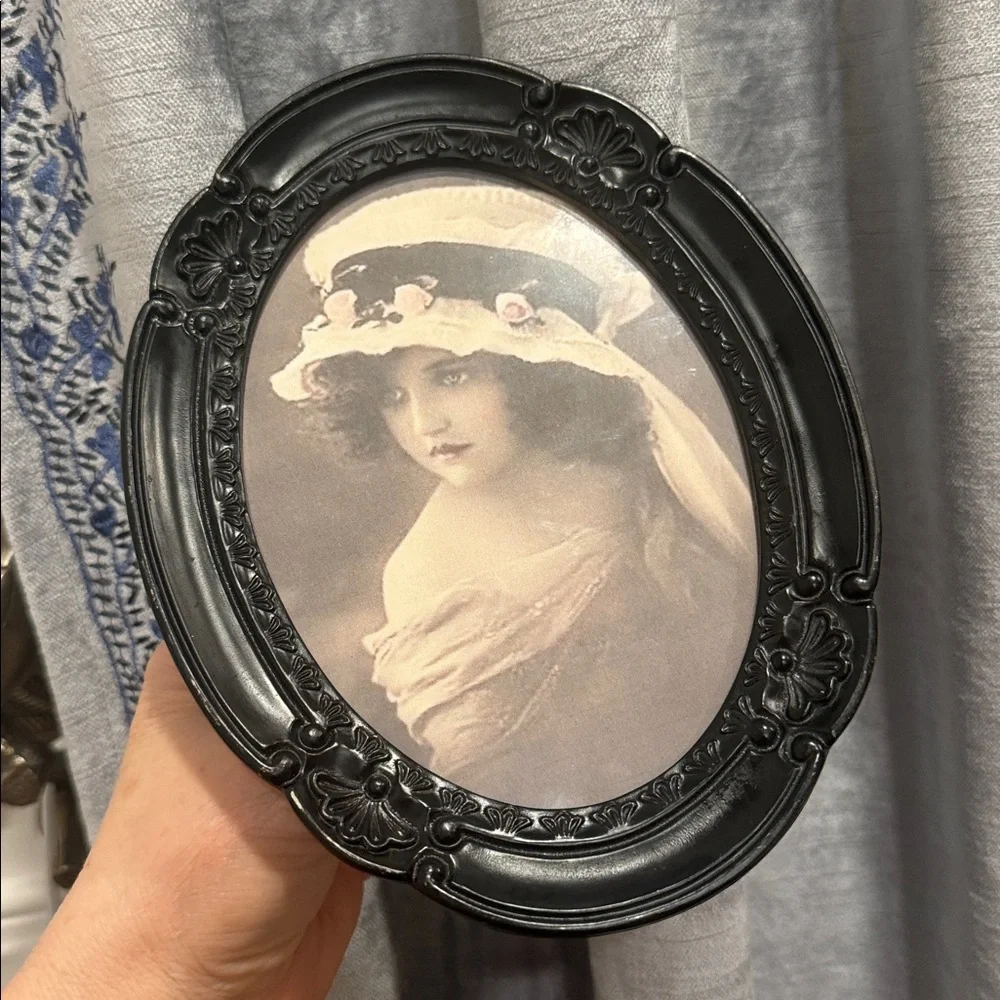 Vintage |Decorel Heirloom Oval  Black Color Ornate Photo Frame For 5”x7” Photos,